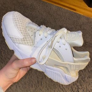 White Nike Huaraches 👟 Size 9.5 MEN’S